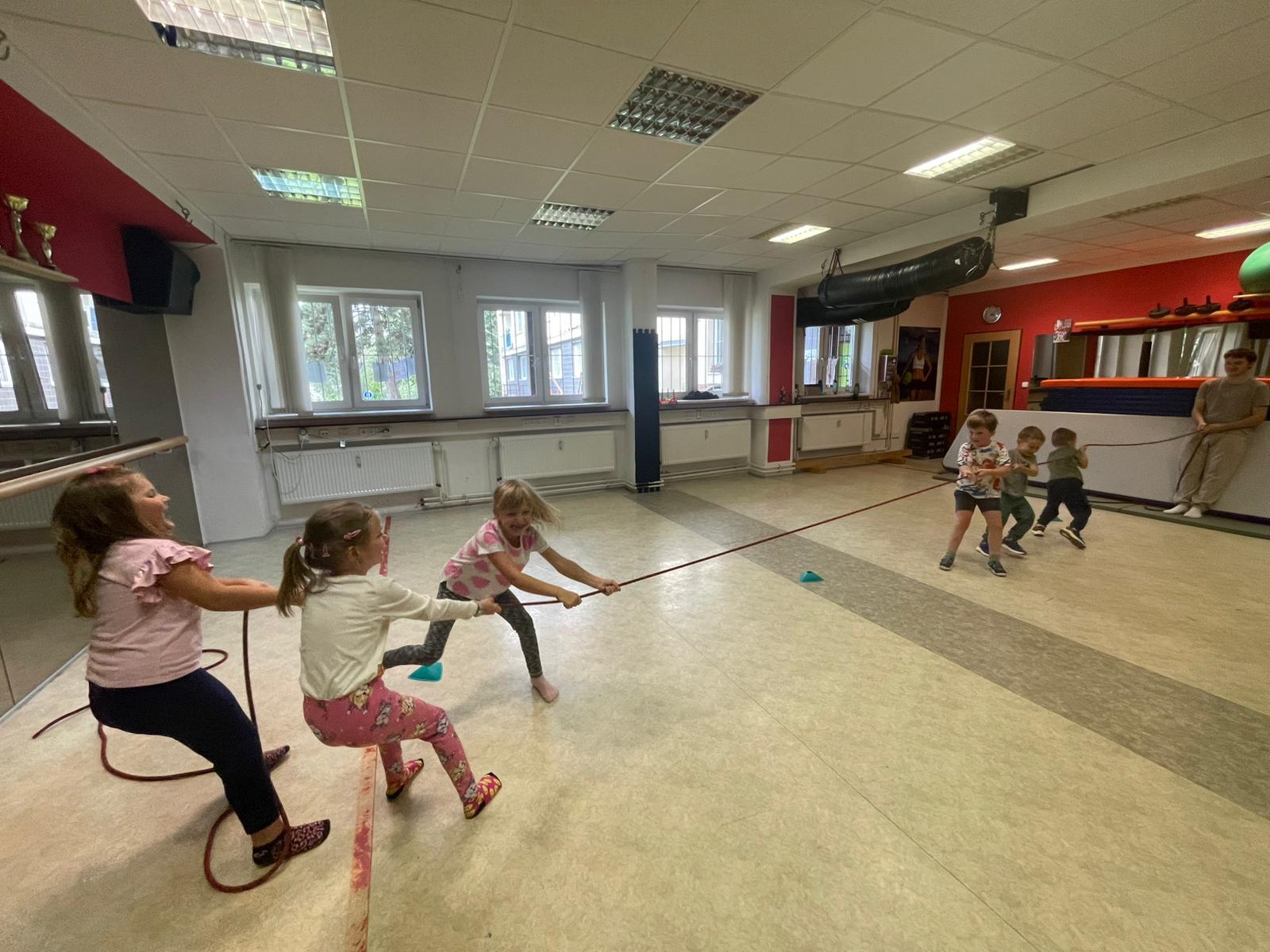 v druhým  týdnu v září, jsme děti naučily rozvoj síly, vytrvalosti, rychlosti a koordinace